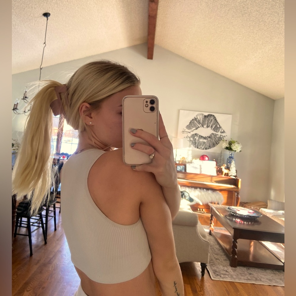 Cream cropped thick strap tank top. Size: small condition: good